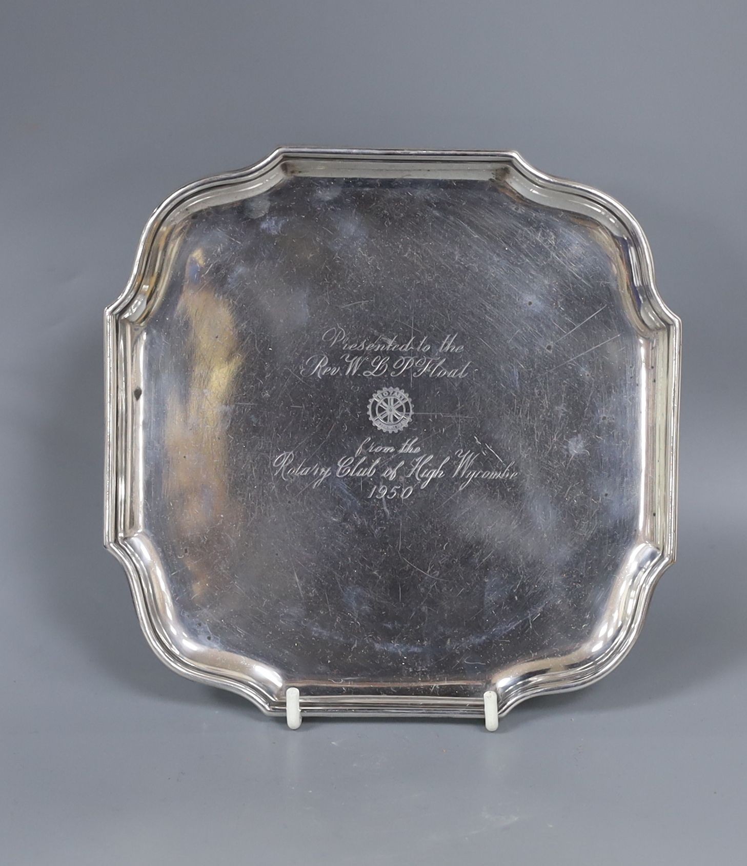 An Edwardian silver waiter, London, 1909, with later presentation inscription, 17.2cm, 8.5oz